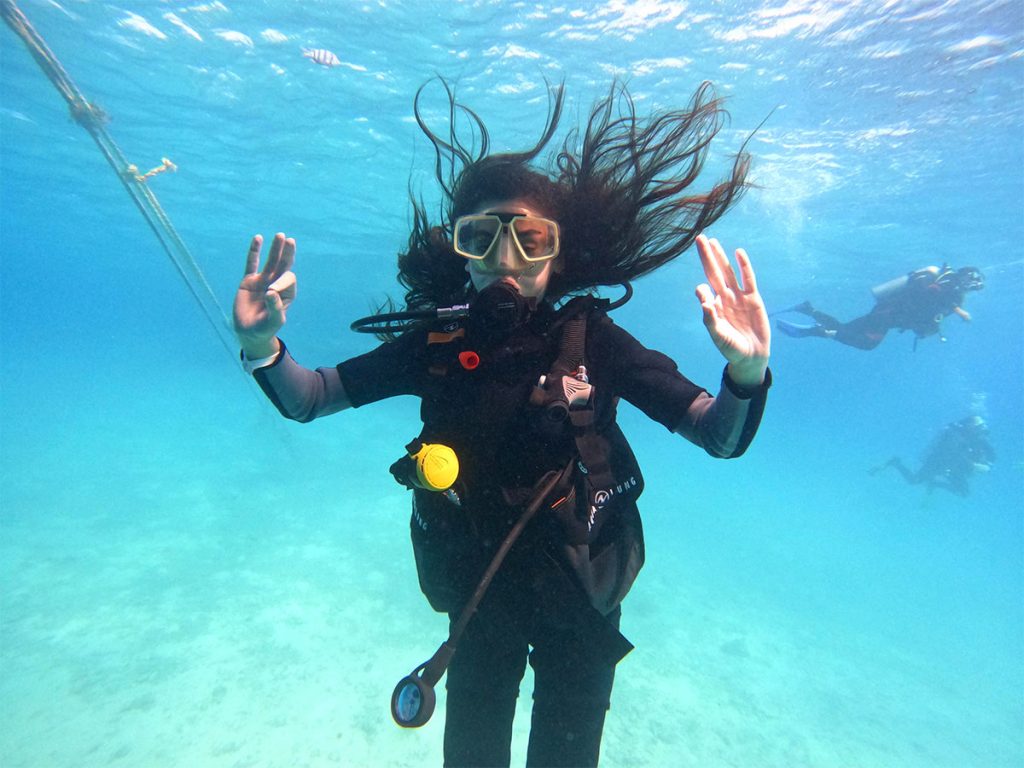 Divers descending at Abu Ramada coral wall in Hurghada