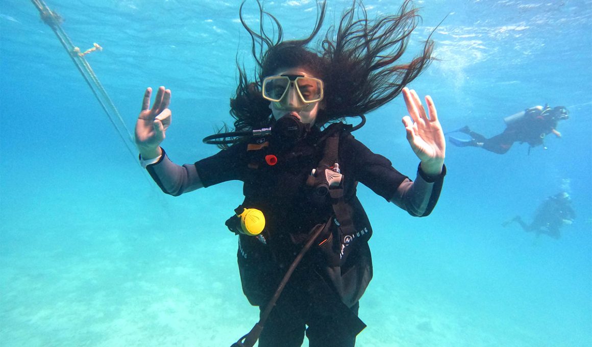 Divers descending at Abu Ramada coral wall in Hurghada