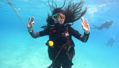 Divers descending at Abu Ramada coral wall in Hurghada