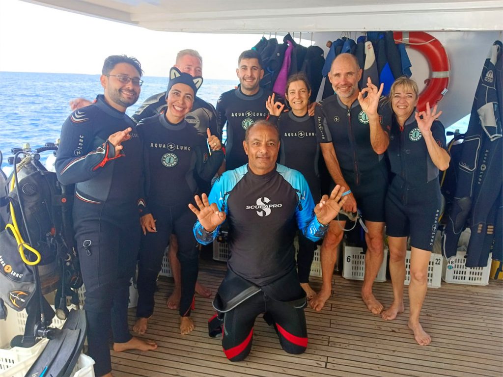 guide on booking group scuba diving in Hurghada