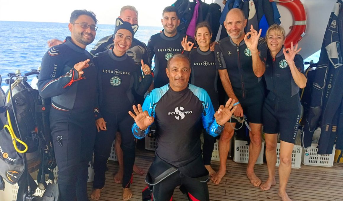 guide on booking group scuba diving in Hurghada