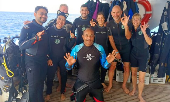 guide on booking group scuba diving in Hurghada