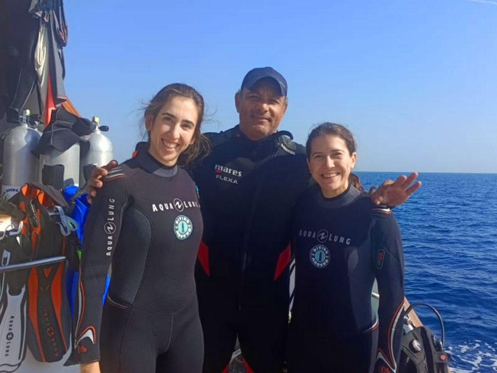 SSI Open Water Diver students with Diving Around instructors in Hurghada